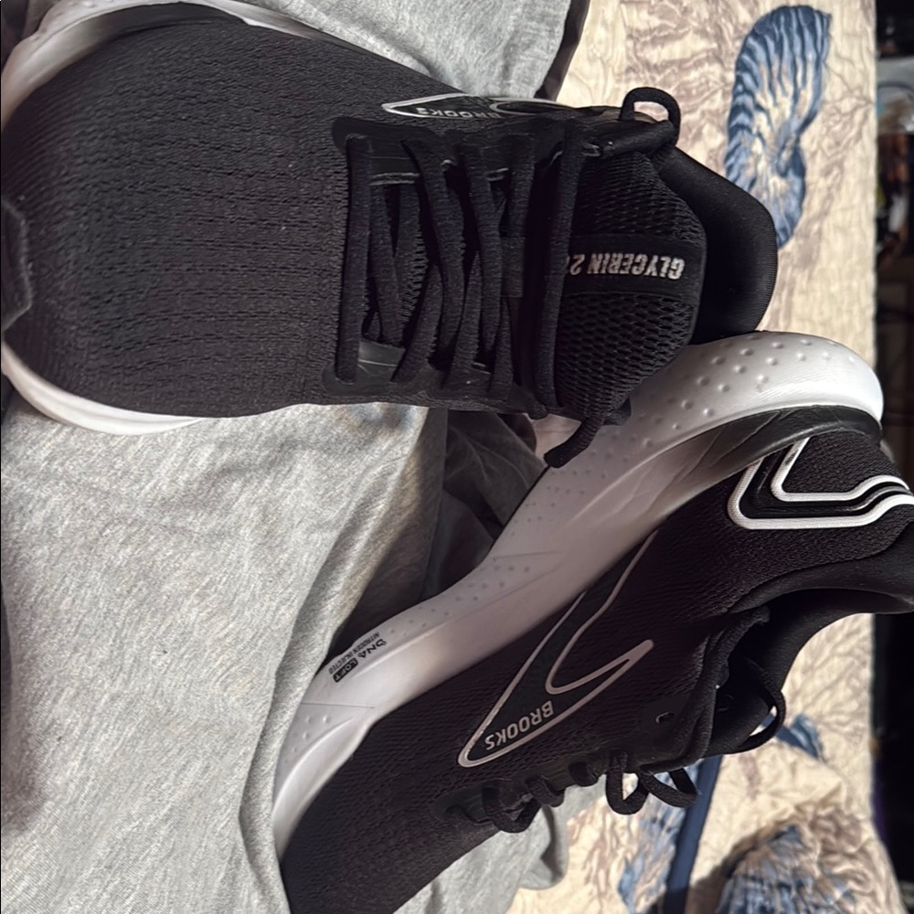 Brooks Glycerin 21 - Black and White Athletic Shoes with Modern Design